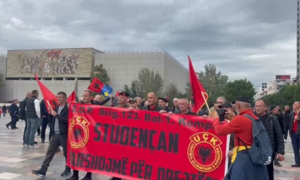 “Pa çlirimtarët s’ka shtet”, ‘‘Në përkrahje të çlirimtarëve’’- Mesazhet që përcjellin qytetarët nga Kosova në Tiranë