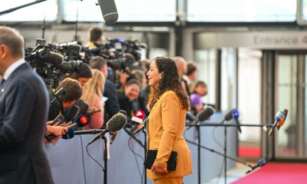 “A janë udhëheqësit e BE-së hipokritë?”, Osmani pyetet pasi kritikoi pak BE-në për përkëdhelje të Serbisë