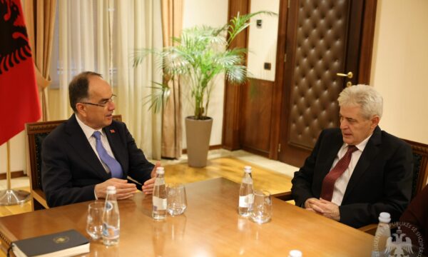Protesta në Tiranë, Presidenti Begaj pret Ali Ahmetin: UÇK bën krenar çdo shqiptar