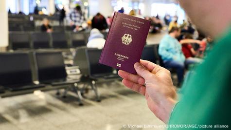 DW: A do të hiqet dyshtetësia në Gjermani?