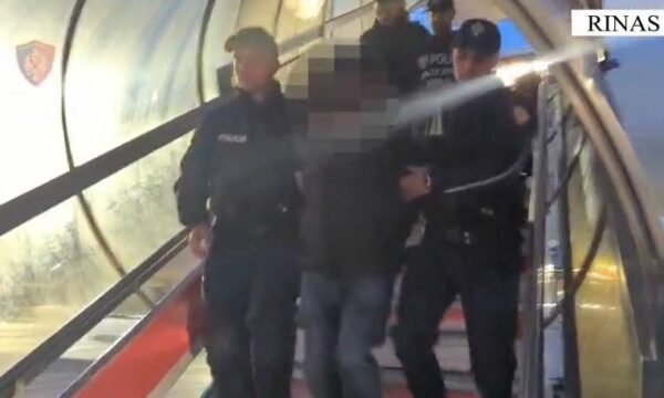 Koordinoi pastrimin e parave të një grupi kriminal në Durrës, ekstradohet nga Italia i shumëkërkuari