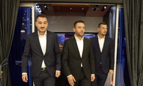 VIDEO: Djali i Hashim Thaçit dhe djali i Kadri Veselit i dalin në përkrahje Arian Tahirit për Kryetar të Mitrovicës