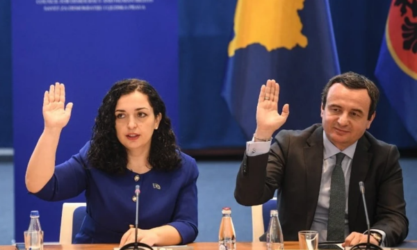 Osmani i referohet veç si “kryeministër” Kurtit, ‘harron’ se është “në detyrë” – shenjë e kthimit të Presidentes në sinkron të plotë me kryetarin e LVV-së?
