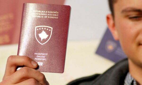 Britania sanksionon rrjetin kosovar që e akuzon për falsifikim dokumentesh për banda kriminale