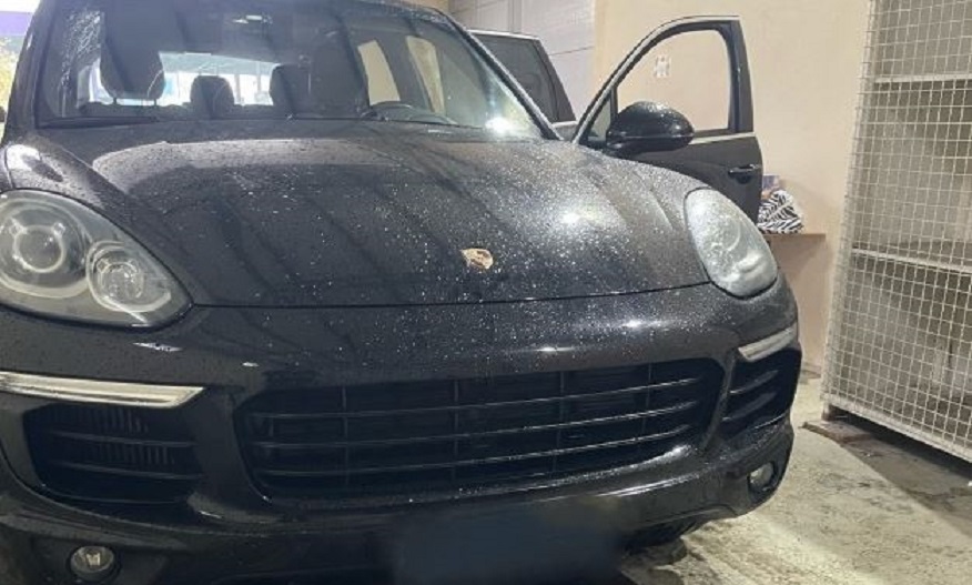 Policia ndalon një Porsche në Vërmicë – brenda i gjen cigare dhe pije energjike