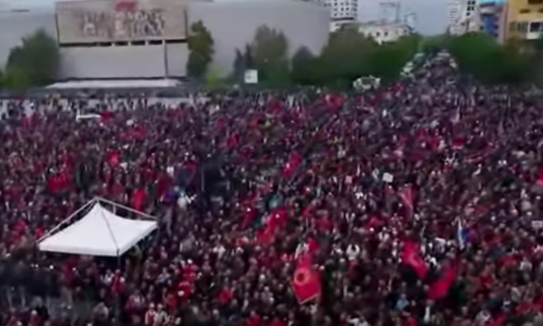 Edi Rama e mbulon ‘live’ protestën masive në Tiranë, shkruan “Zemra mal” bashkë me flamujt e Kosovës dhe Shqipërisë