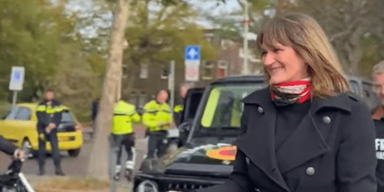 Ish-hulumtuesja e Tribunalit të Hagës, Nevenka Tromp i bashkohet motoristëve në Hagë