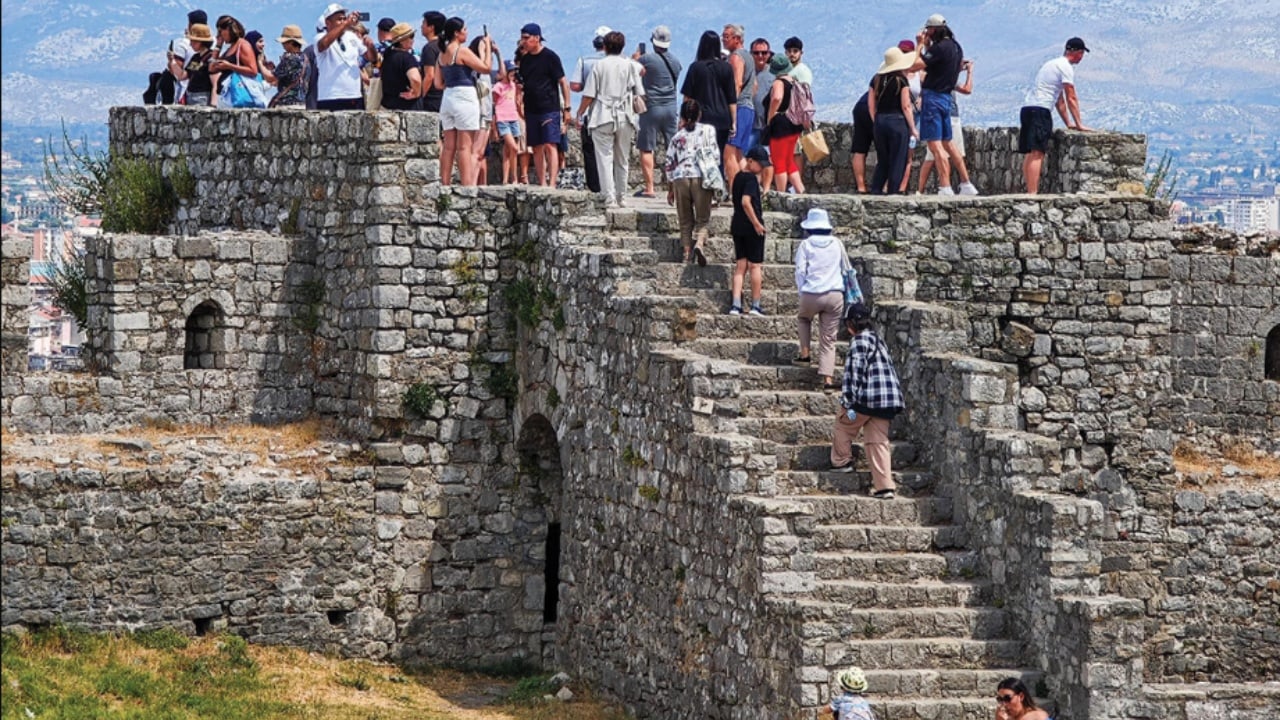 “Turizmi duhet të ndryshojë”, ekspertët: Problematika kryesore mbetet cilësia e shërbimeve