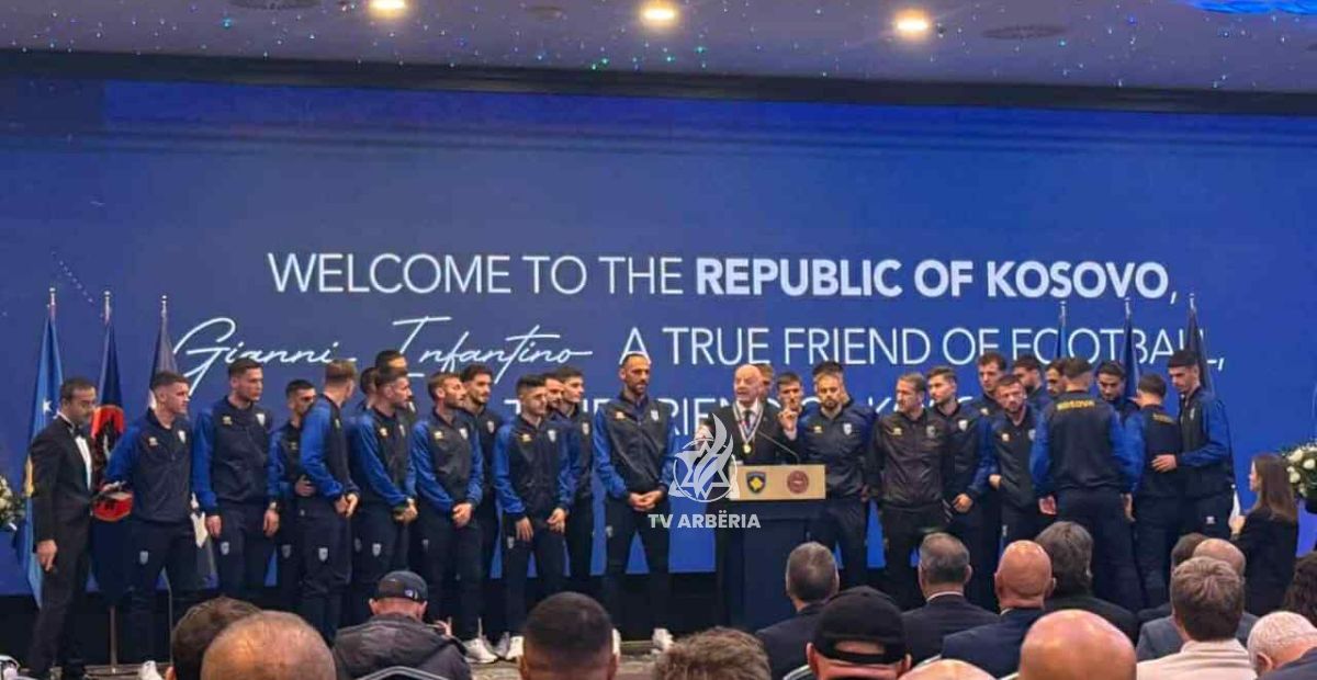Presidenti i FIFA-s Gianni Infantino me kombëtaren e Kosovës
