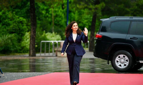 Presidentja udhëton drejt Gjermanisë, mban sot një fjalim në Universitetin e Berlinit
