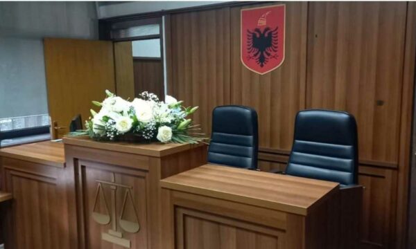 Kolegët nderojnë gjyqtarin Astrit Kalaja, lule në sallën e gjyqit