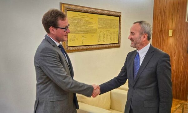 E viziton Kushtetuesen, diplomati gjerman me paralajmërim kundër thellimit të krizës: Të zbatohen vendimet, së pari vendi pastaj partia