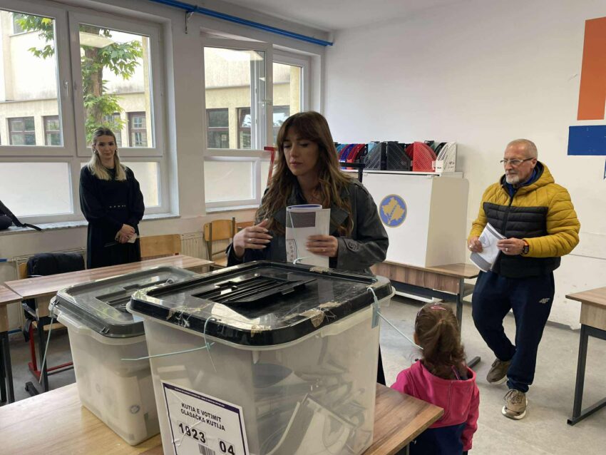 Albulena Haxhiu voton, u bën thirrje qytetarëve të dalin e të votojnë