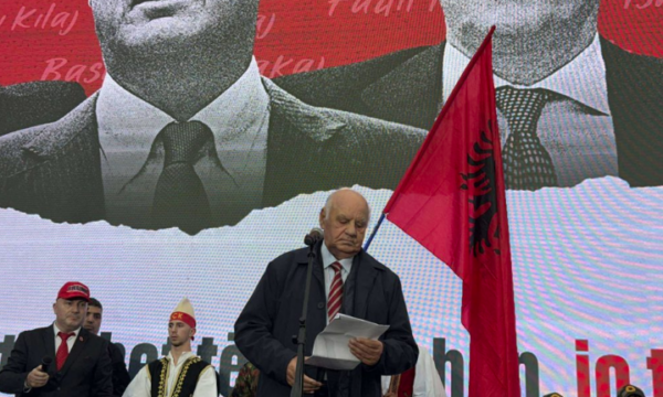 Ish-Presidenti Alfred Mojsiu në protestë: Jemi mbledhur për të mbrojtur dinjitetin kombëtar