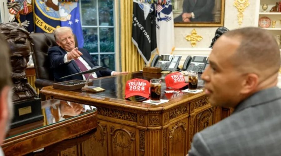 Presidenti amerikan vendos kapelen “Trump 2028” në tavolinë gjatë negociatave