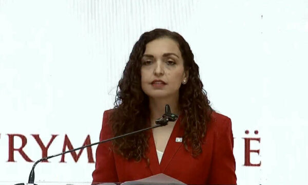 Osmani e Kurti me çmime nga UP, Presidentja e mbyt modestinë: Një komb që nderon dijen, s’ka arsye të frikësohet nga e ardhmja