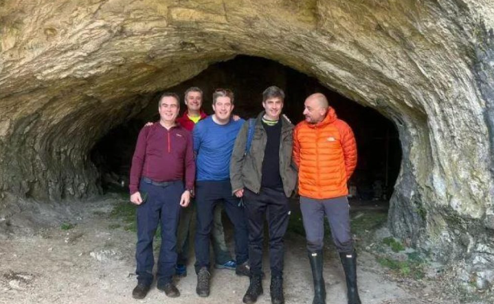 Ambasadori britanik i merr kushërinjtë në hiking tek Malet e Sharrit: Pasuri mahnitëse e Kosovës