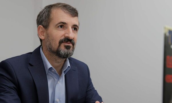 Miftaraj: Qeveria s’lejohet me procedu me projektligjin për buxhet, do talenta po bëjnë kërkesa të çuditshme