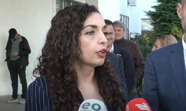 Presidentja Osmani përkrah protestën e Tiranës në mbështetje të ish-krerëve të UÇK-së që po gjykohen në Hagë