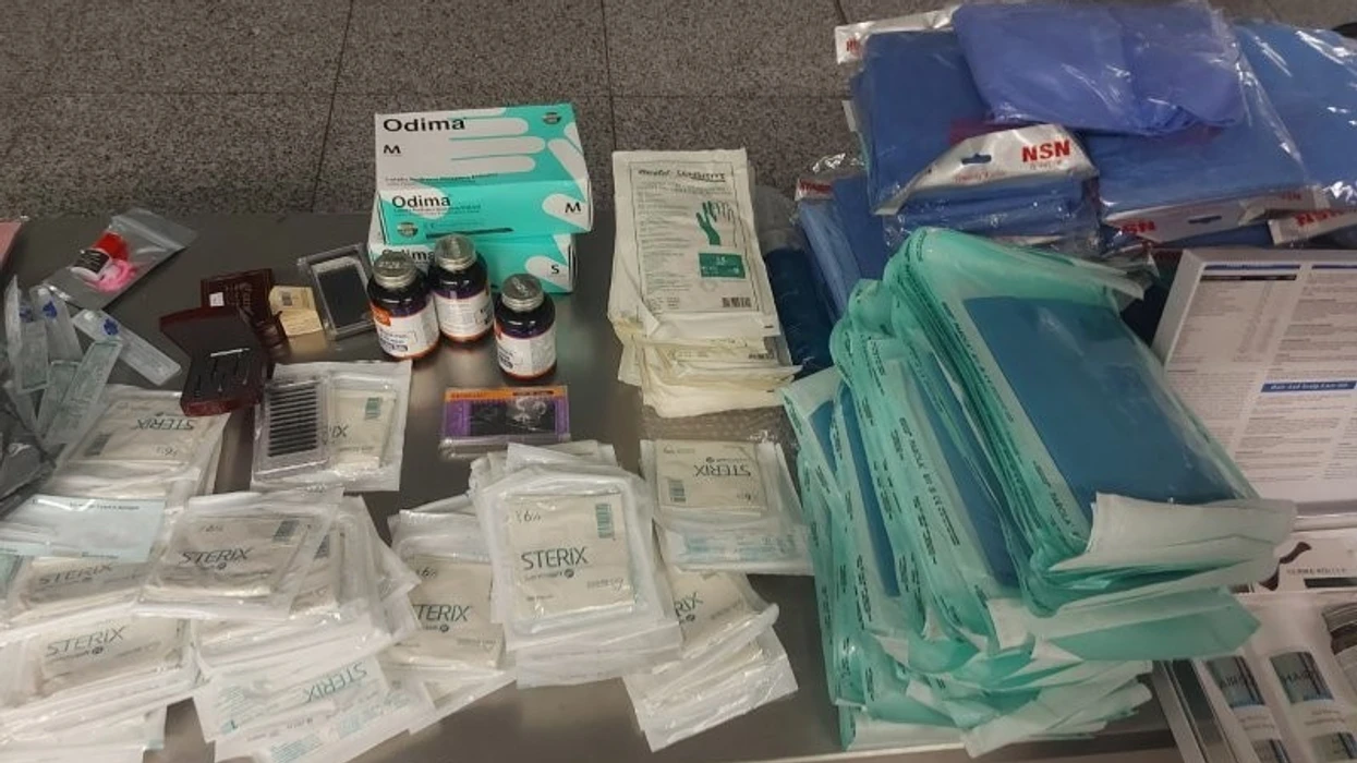 Dogana ndalon pajisje të padeklaruara për transplant flokësh në Aeroportin “Adem Jashari”