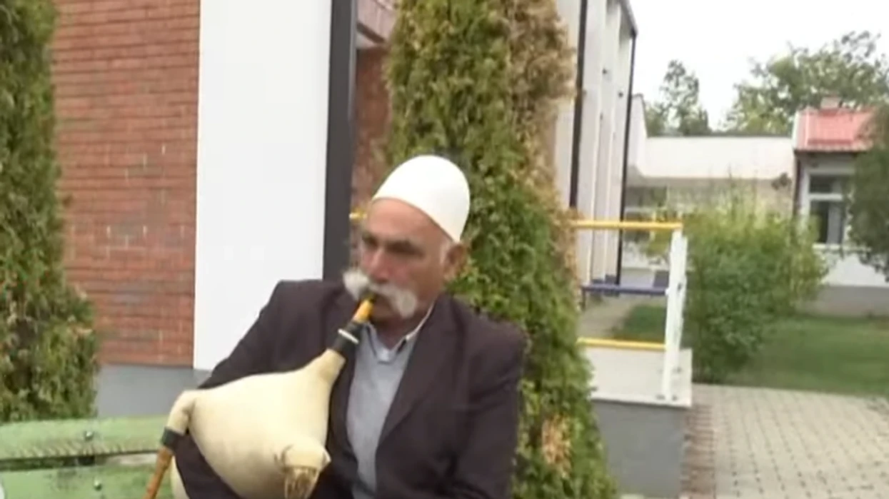 Njëri me plis, tjetri me gajde në ditën e zgjedhje – qytetarët sot dalin për të votuar