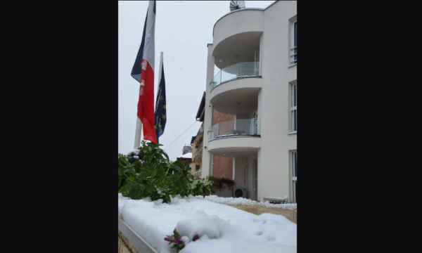 Ambasada e Francës shkruan për borën e hershme: Peizazh dimëror befasues për fillim tetori, por gjithsesi i këndshëm