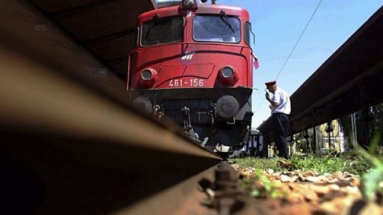 Aksident mes treni dhe veture në Prishtinë, një person pëson lëndime