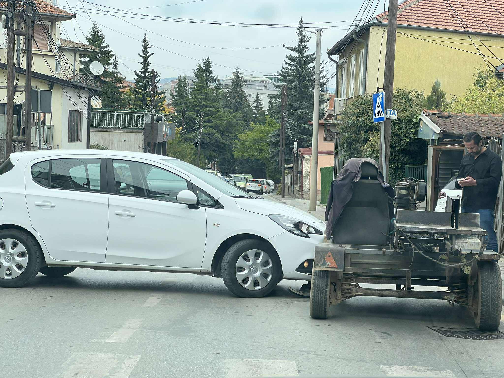 Aksident mes një veture dhe një multikultivatori në Dragodan