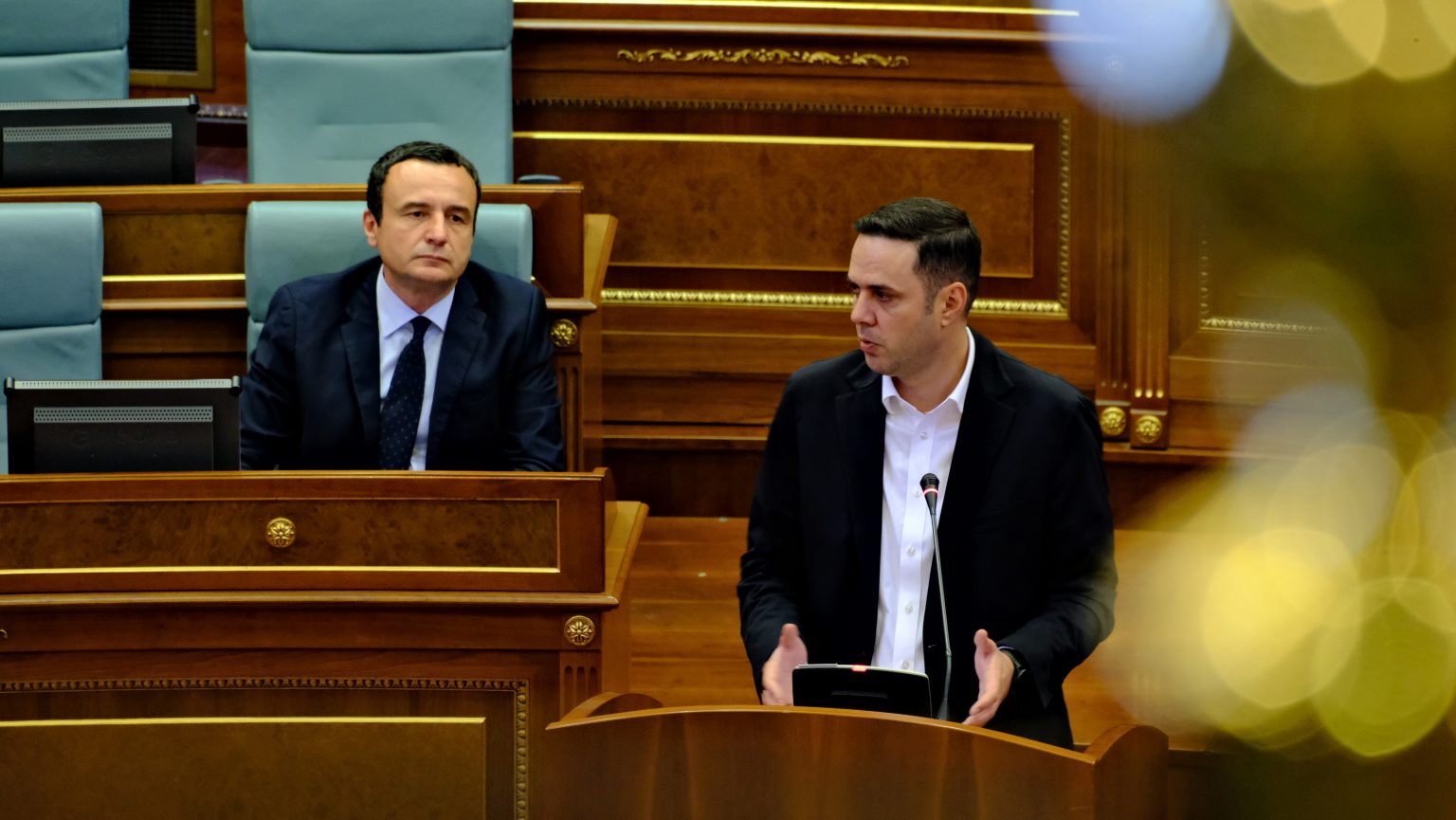 Lumir Abdixhiku i reagon Albin Kurtit: Jam i bindur se parimet nuk i kupton. Fjalën e dhënë edhe më pak