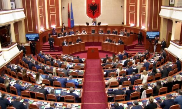 Rrëzohet kërkesa e opozitës në Shqipëri për shkarkimin e kryetarit të Kuvendit, Niko Peleshi