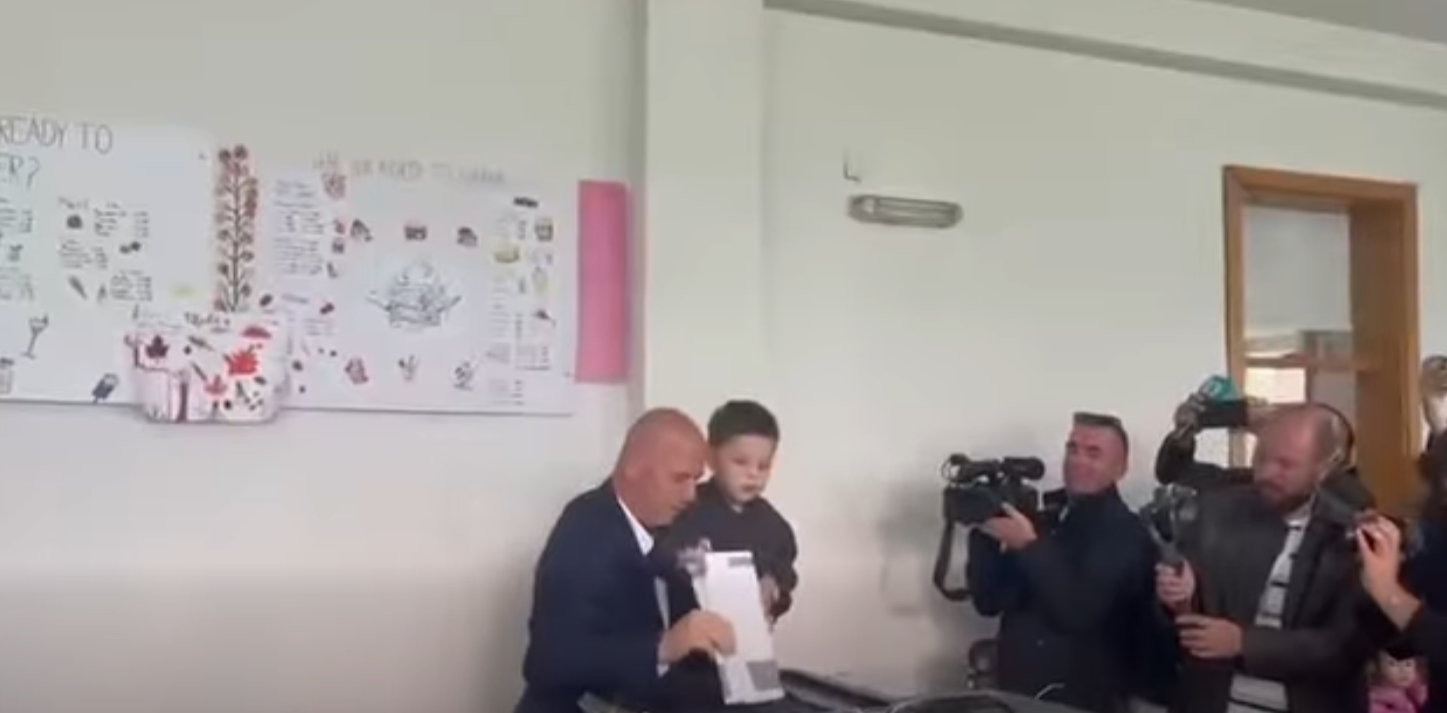 Lladrovci pas votimit evidenton disa probleme të vogla në oborret e shkollave në Drenas