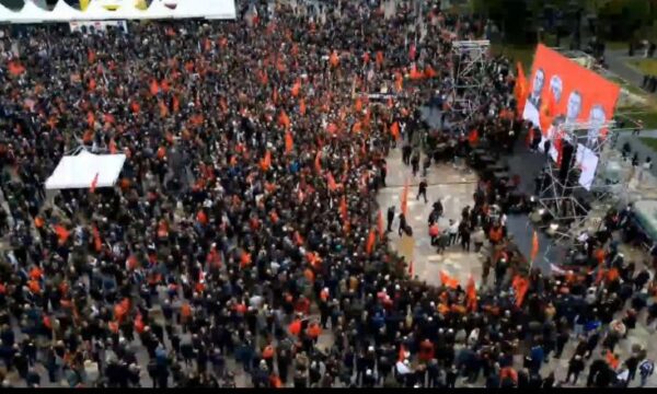 Nis protesta në Tiranë me intonimin e himnit kombëtar