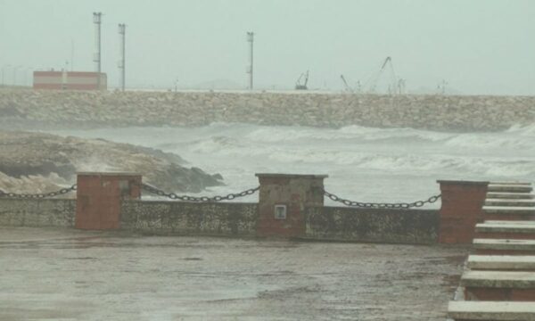 Moti i keq pezullon lundrimet në Detin Adriatik, anulohen lëvizjet detare Durrës-Bari