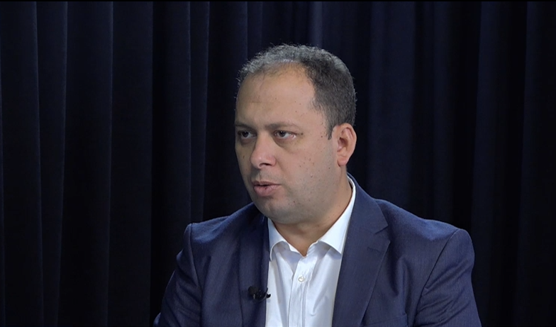Avokati Muhamet Mujaj: Politika ka futur urrejtje mes qytetarëve, rrezikojmë kriza edhe më të thella
