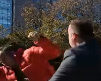 “Kujt po i thu rrenc, pis?” – publikohen pamjet, momenti kur ndodh incidenti mes deputetit Zemaj dhe një qytetari