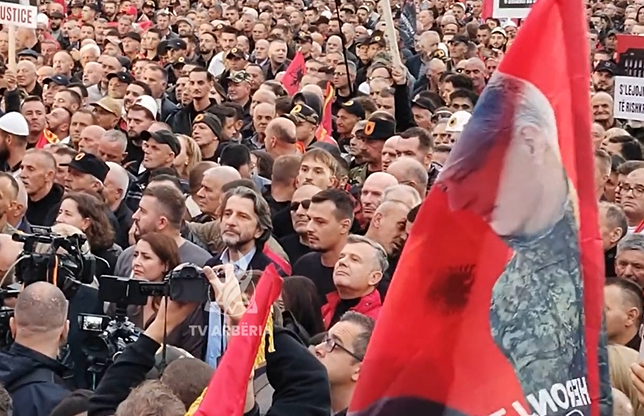 Perparim Rama në protestën e Tiranës bashkë me djalin e Hashim Thaçit