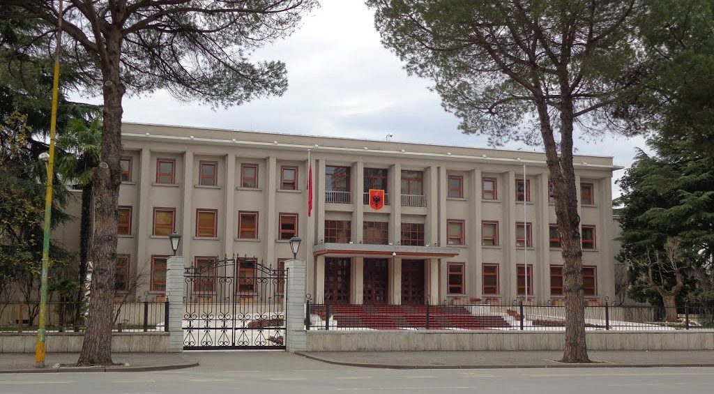 Gjykata Kushtetuese pezulloi zgjedhjet në Tiranë, reagon Presidenti Begaj