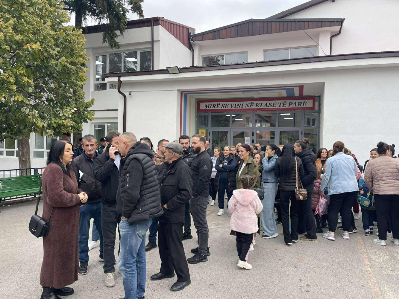 Prindërit protestojnë: Duam kthimin e fëmijëve në “Asim Vokshi” për shkak të rrezikut në rrugë