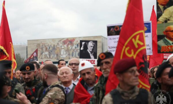 “Liri për krerët e UÇK-së”, protesta e mijëra shqiptarëve përmbyllet mes thirrjeve dhe këngëve patriotike