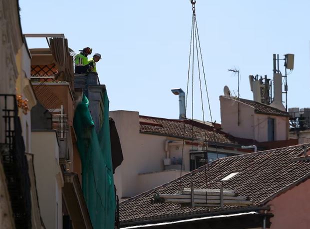 Shembet një ndërtesë në qendër të Madridit, katër punëtorë të zhdukur