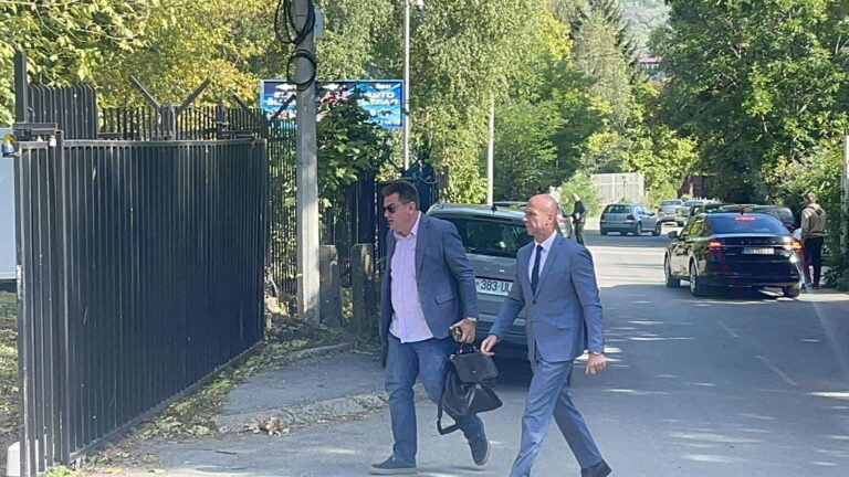Sulmi ndaj gazetarëve në Leposaviq, Simiq arrin në gjykatore
