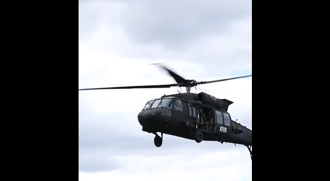 Ushtarët e KFOR-it kryejnë patrullime ajrore me helikopterë “Black Hawk” në jug të Kosovës