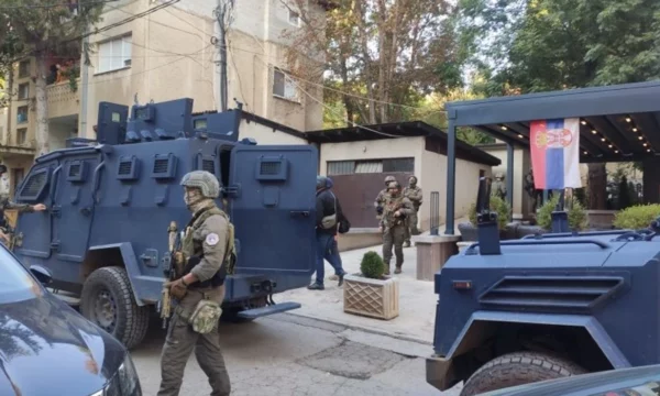 Bastisje në dy shtëpi në veri, policia gjen armë, uniforma serbe e emblema nacionaliste