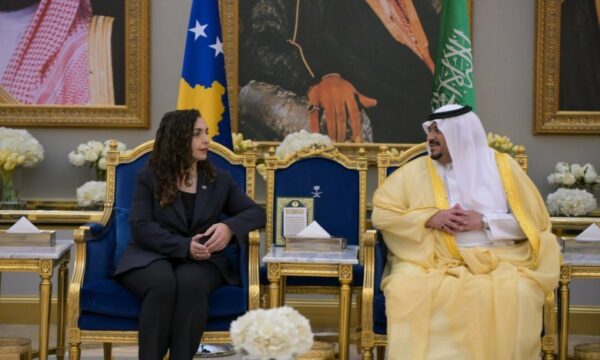 Osmani shkon për vizitë në Riad, pritet me nderime ushtarake