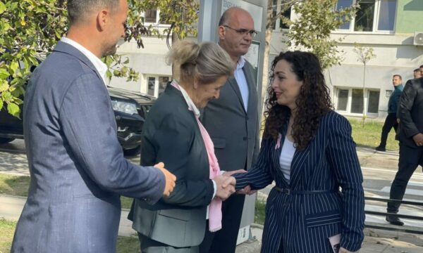 Presidentja Osmani dhuron proteza të gjirit për gratë e prekura nga kanceri