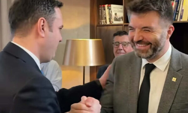 “Sa më shpejt që bojmë politikanë me inteligjencë artificiale, i hjekim këta krejt”