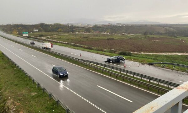 Në aksidentin e autostradës “Ibrahim Rugova”, mbesin pesë persona të lënduar