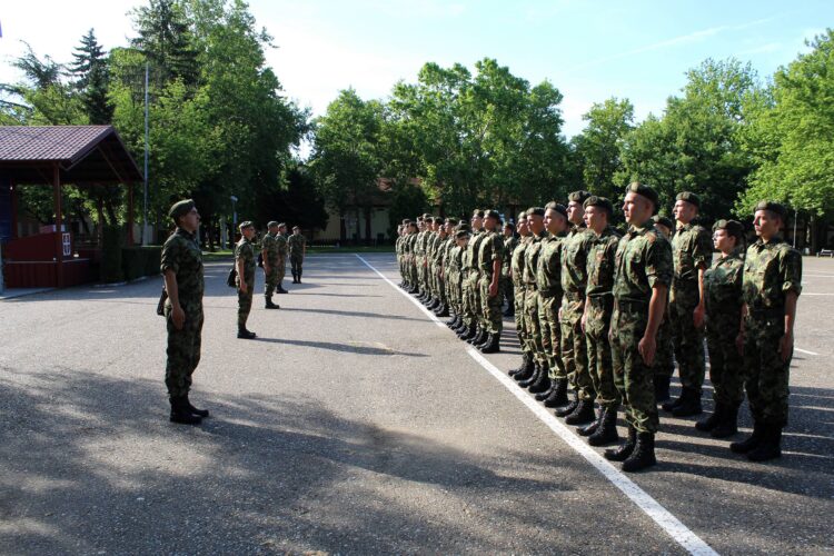 Ushtria serbe ndëshkon oficerët që “pëlqejnë” protestat kundër regjimit serb