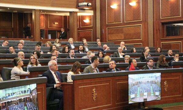 Kusari -Lila thotë se seanca ku do të hidhet në votim qeveria do të mbahet nesër në 14:00