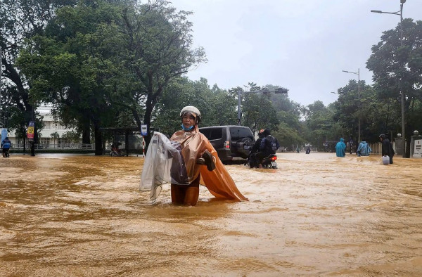 55 të vdekur, 13 të zhdukur pas përmbytjeve në Vietnam